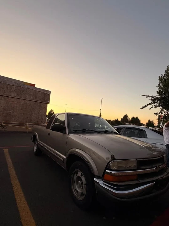 2002 Chevrolet S-10 - Image 2 of 6