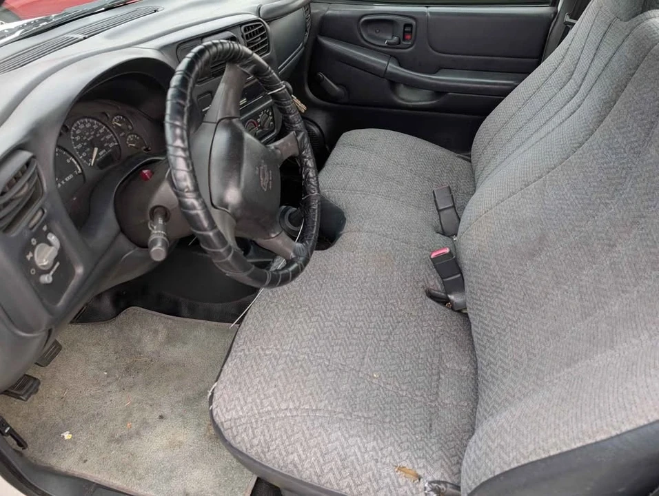2002 Chevrolet S-10 - Image 2 of 2