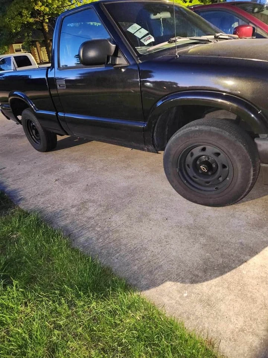 2002 Chevrolet S-10 - Image 3 of 4