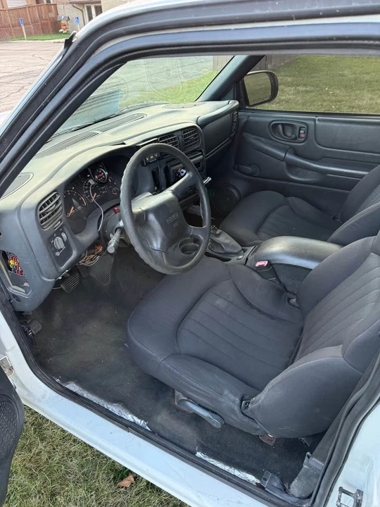 2002 Chevrolet S-10 - Image 4 of 10