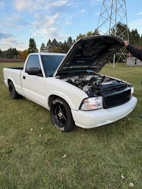 2002 Chevrolet S-10 - Image 2 of 10