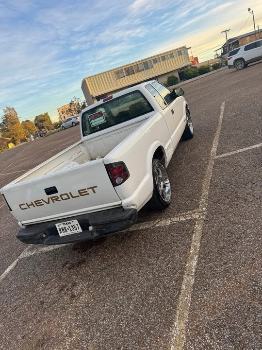 2002 Chevrolet S-10 - Image 4 of 9