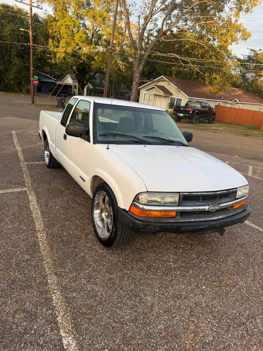 2002 Chevrolet S-10 - Image 2 of 9