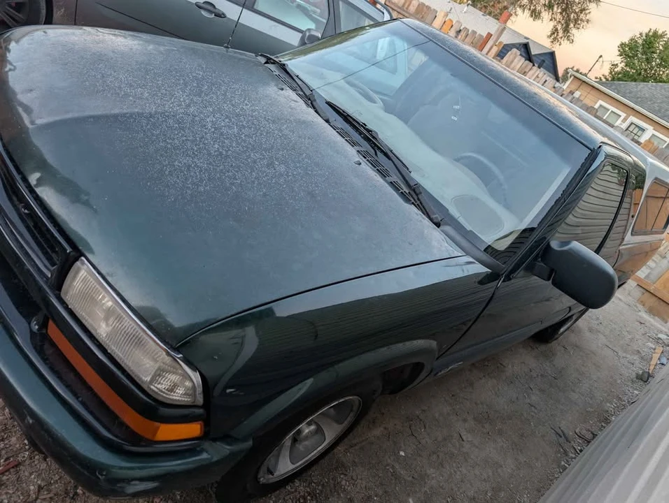 2002 Chevrolet S-10 - Image 2 of 5
