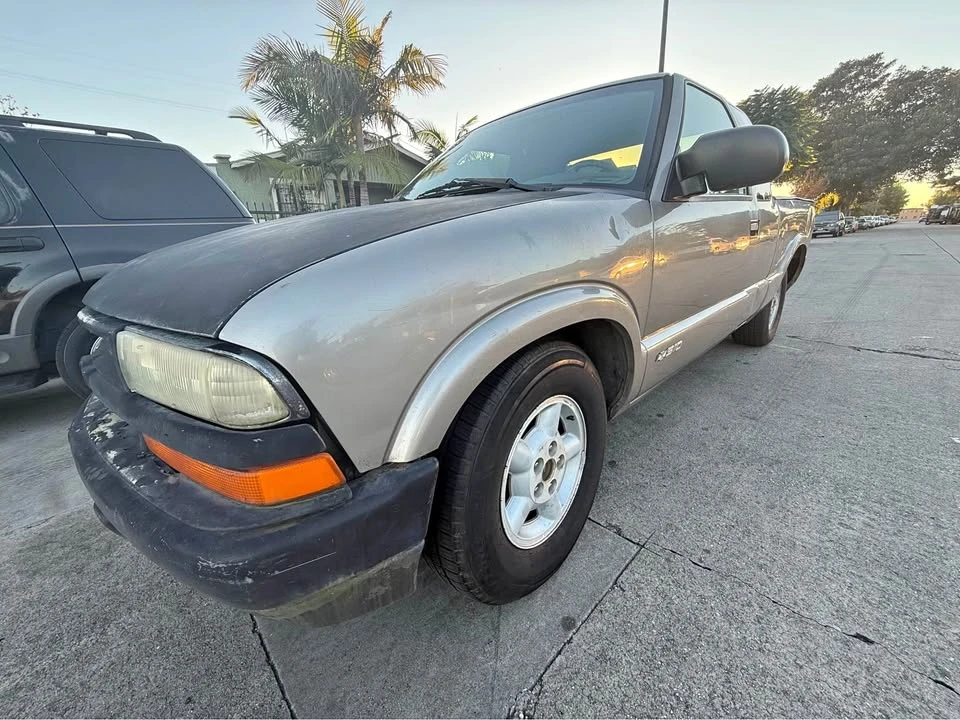 2002 Chevrolet S-10 - Image 2 of 11