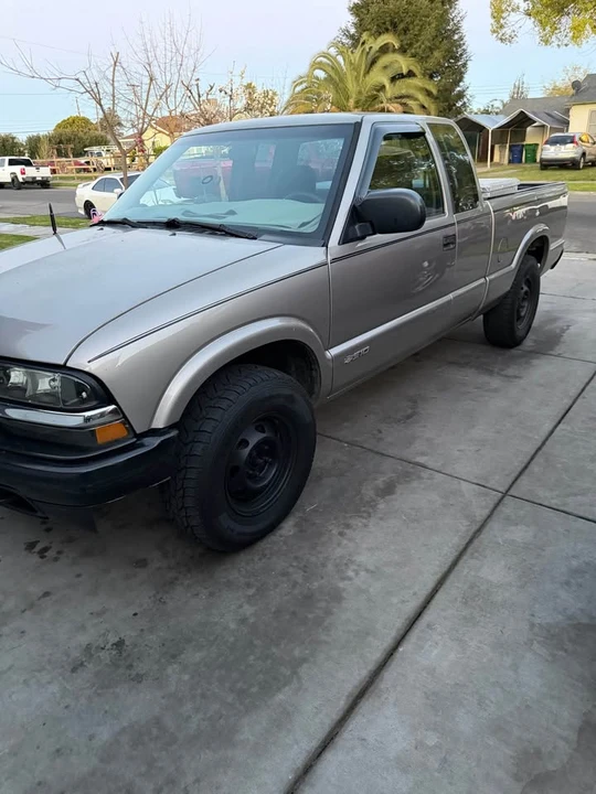 2002 Chevrolet S-10 - Image 2 of 8
