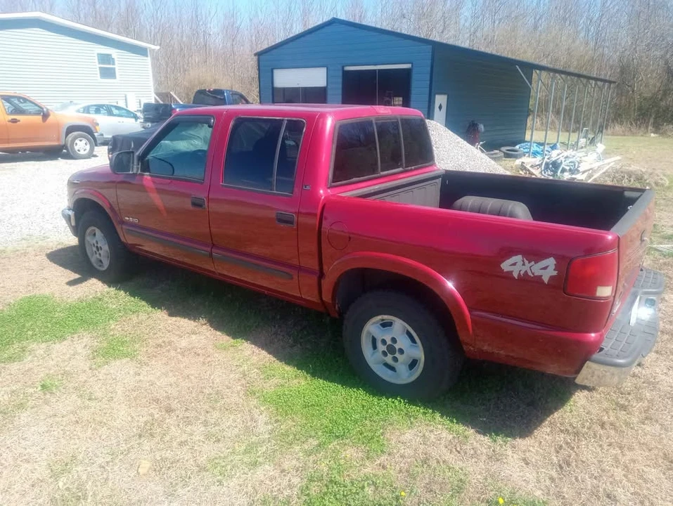 2002 Chevrolet S-10 - Image 2 of 5
