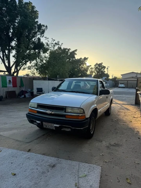 2002 Chevrolet S-10 - Image 2 of 6