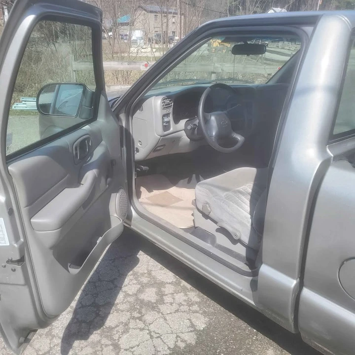 2002 Chevrolet S-10 - Image 5 of 11
