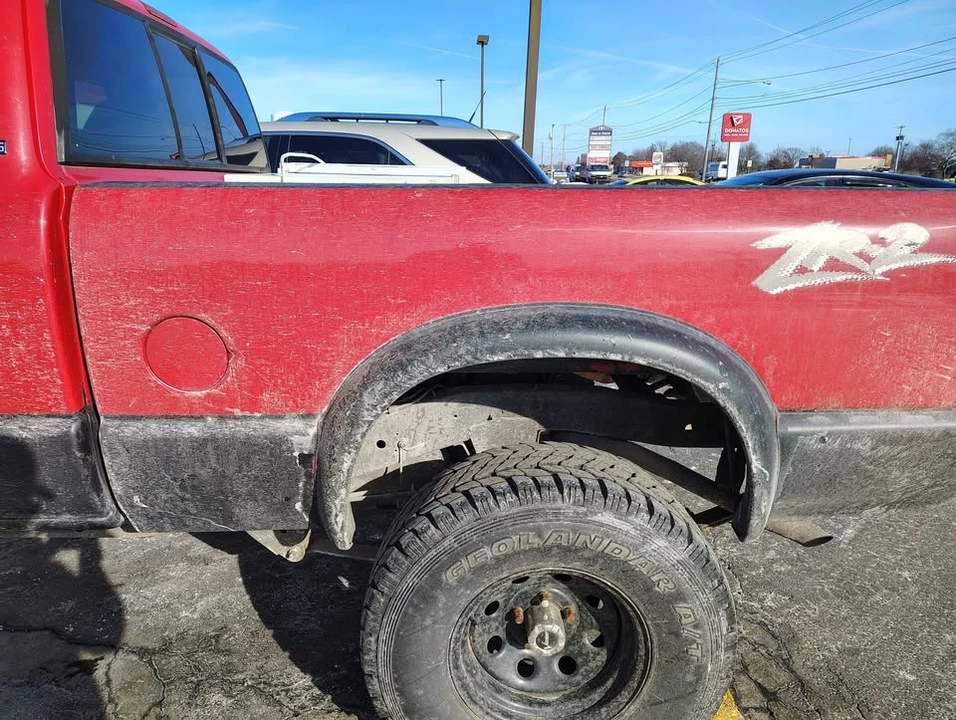 2002 Chevrolet S-10 - Image 4 of 19