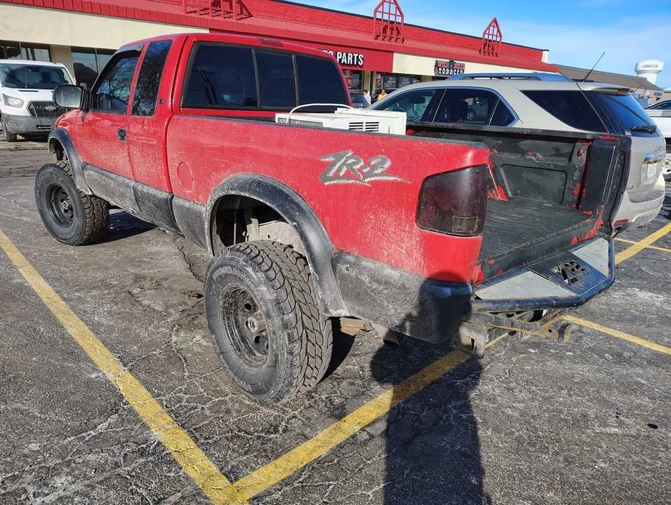 2002 Chevrolet S-10 - Image 3 of 19