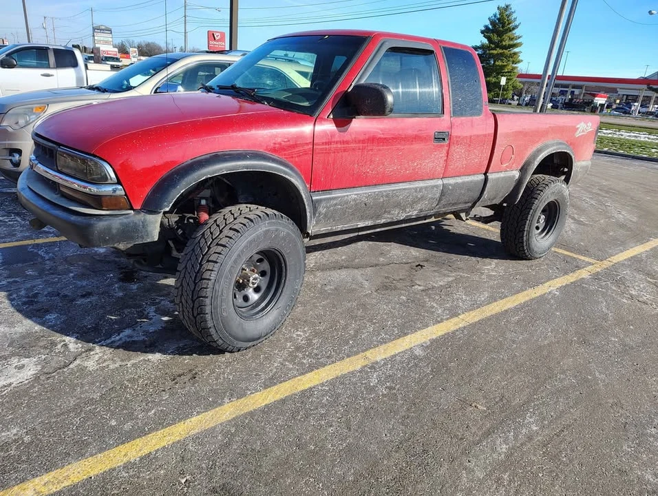 2002 Chevrolet S-10 - Image 2 of 19