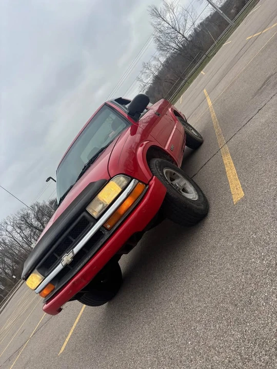 2002 Chevrolet S-10 - Image 8 of 9