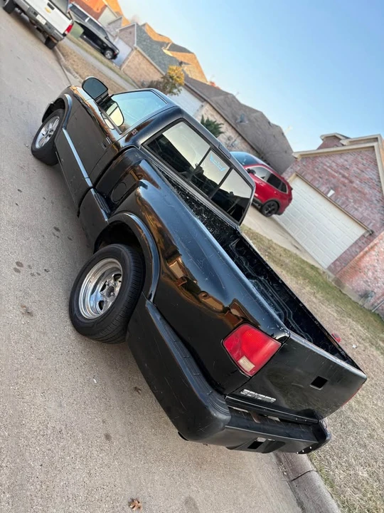 2002 Chevrolet S-10 - Image 2 of 10