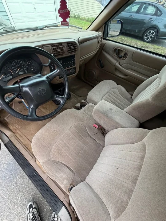 2002 Chevrolet S-10 - Image 2 of 7