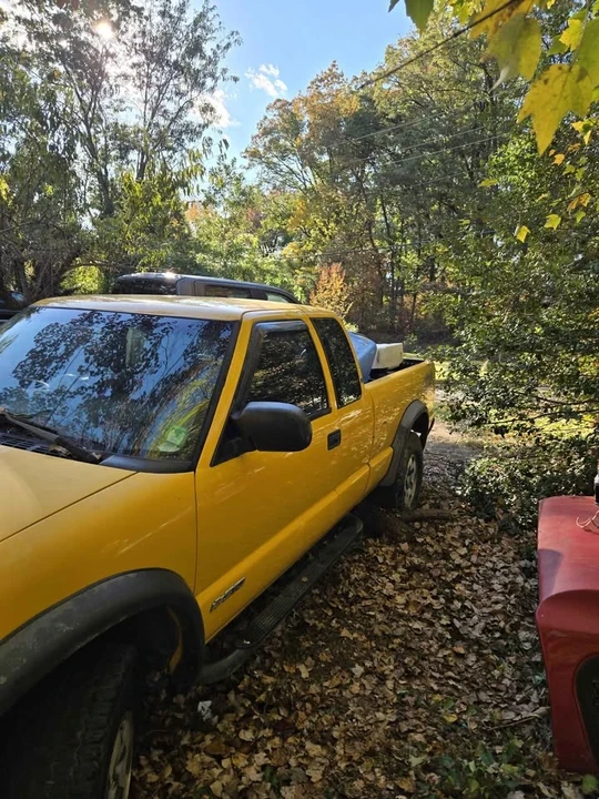 2002 Chevrolet S-10 - Image 2 of 8