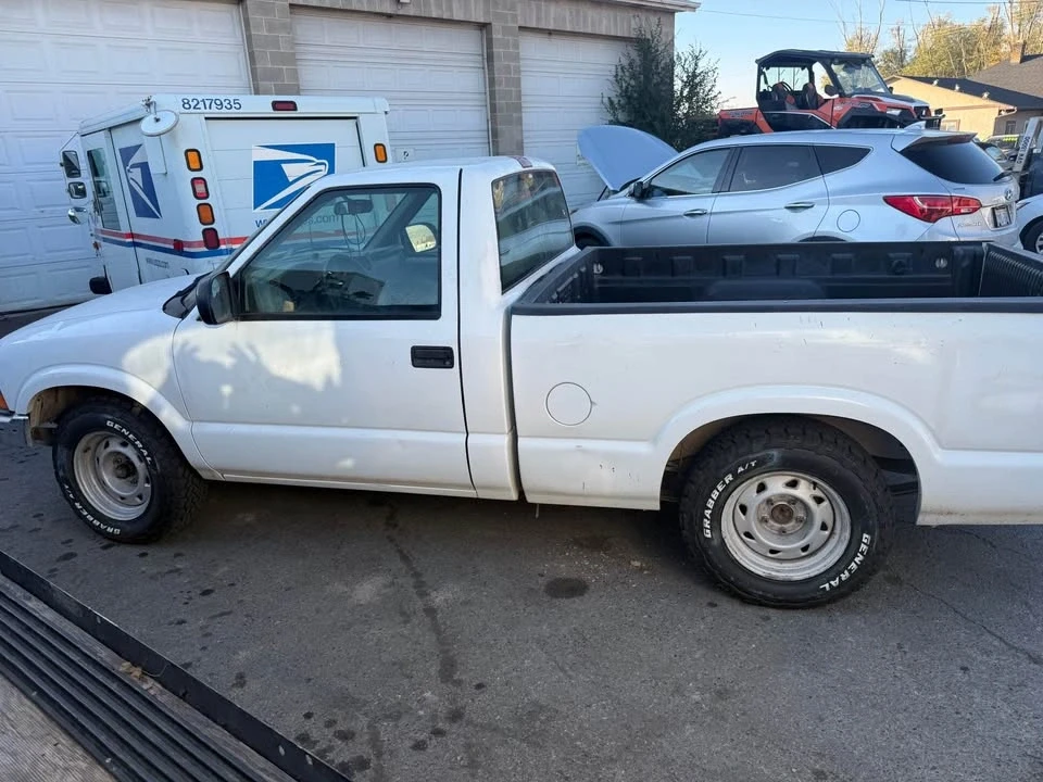 2002 Chevrolet S-10 - Image 4 of 4