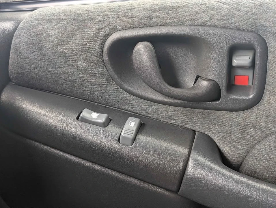 2002 Chevrolet S-10 - Image 9 of 13