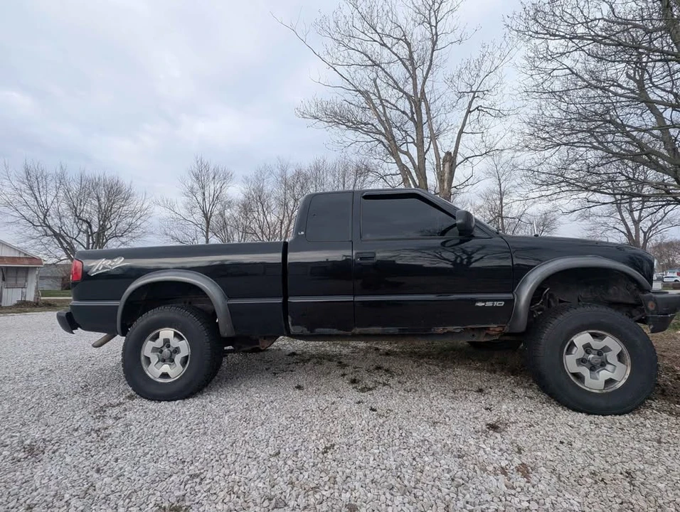 2002 Chevrolet S-10 - Image 2 of 13