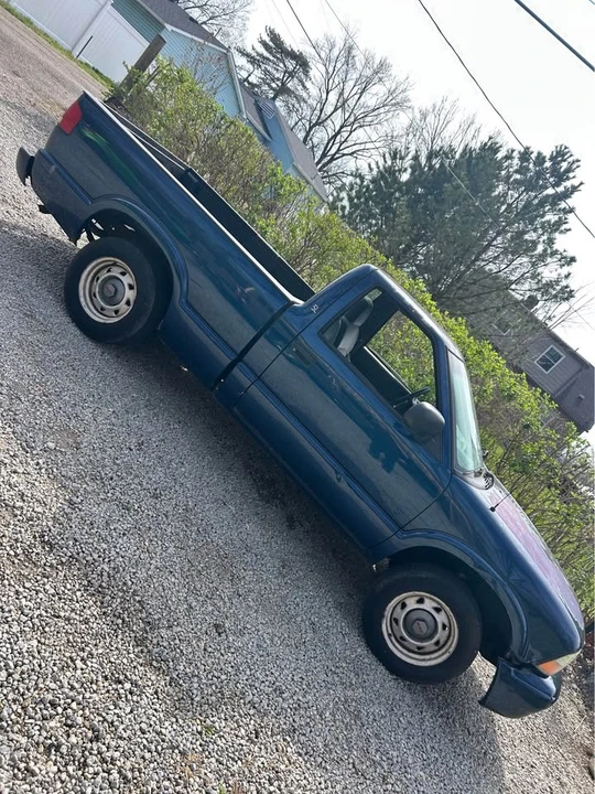 2002 Chevrolet S-10 - Image 2 of 8