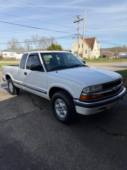 2002 Chevrolet S-10 Blazer 2nd Gen - Image 2 of 10