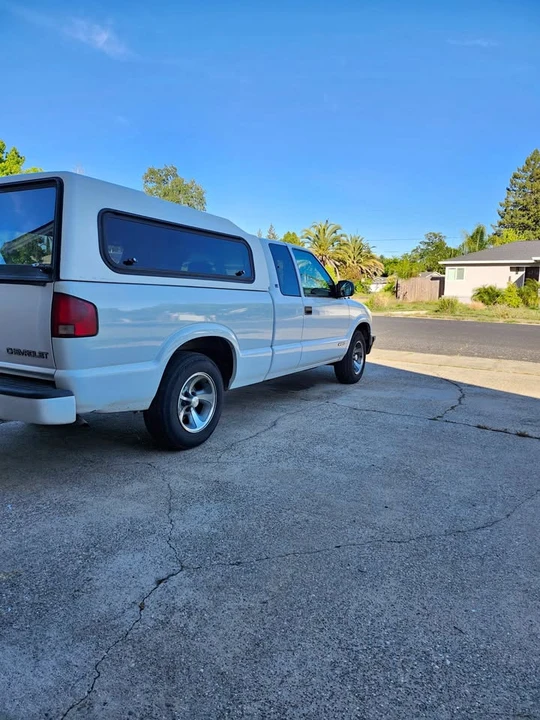 2002 Chevrolet S-10 - Image 2 of 7