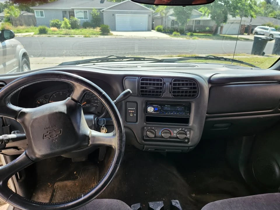 2002 Chevrolet S-10 - Image 5 of 7