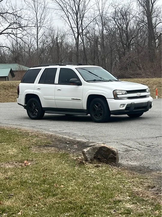 2002 Chevrolet Trailblazer - Image 2 of 3