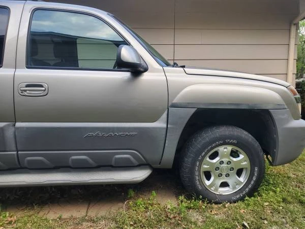 2002 Chevrolet Avalanche - Image 6 of 21