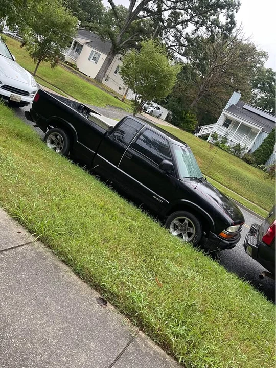 2002 Chevrolet S-10 - Image 2 of 5