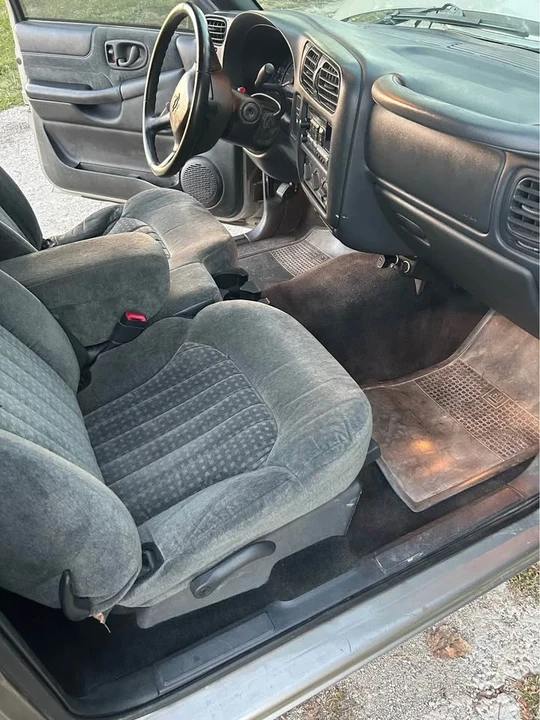 2002 Chevrolet S-10 - Image 3 of 10