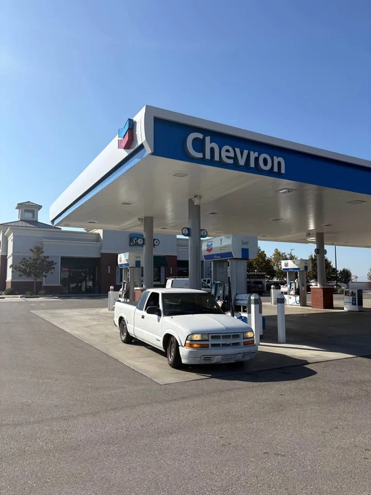 2002 Chevrolet S-10 - Image 2 of 5