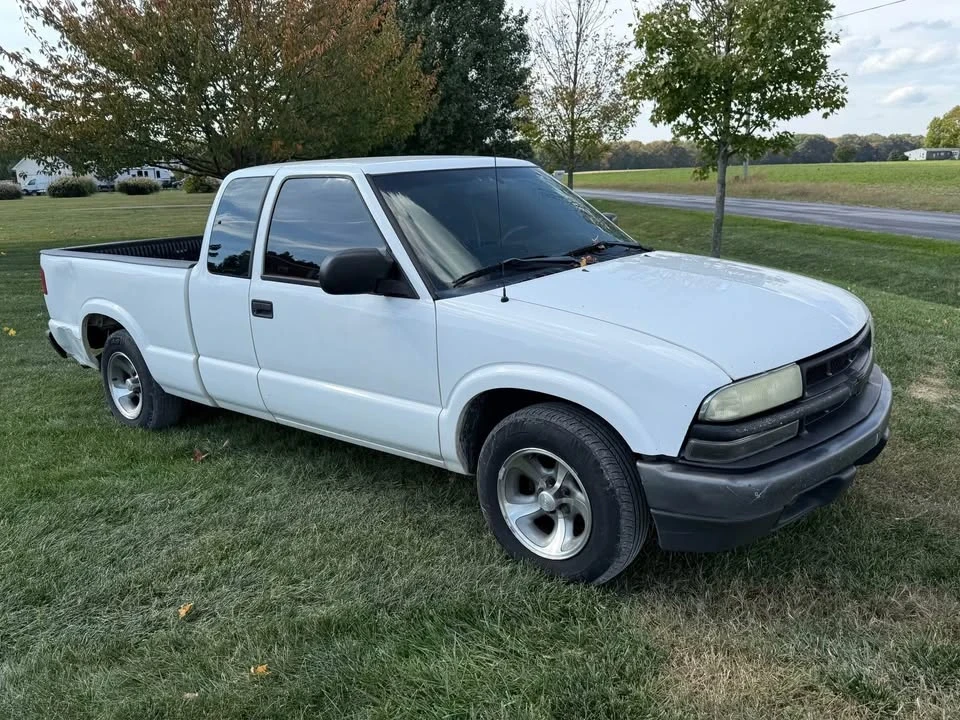 2002 Chevrolet S-10 - Image 2 of 5