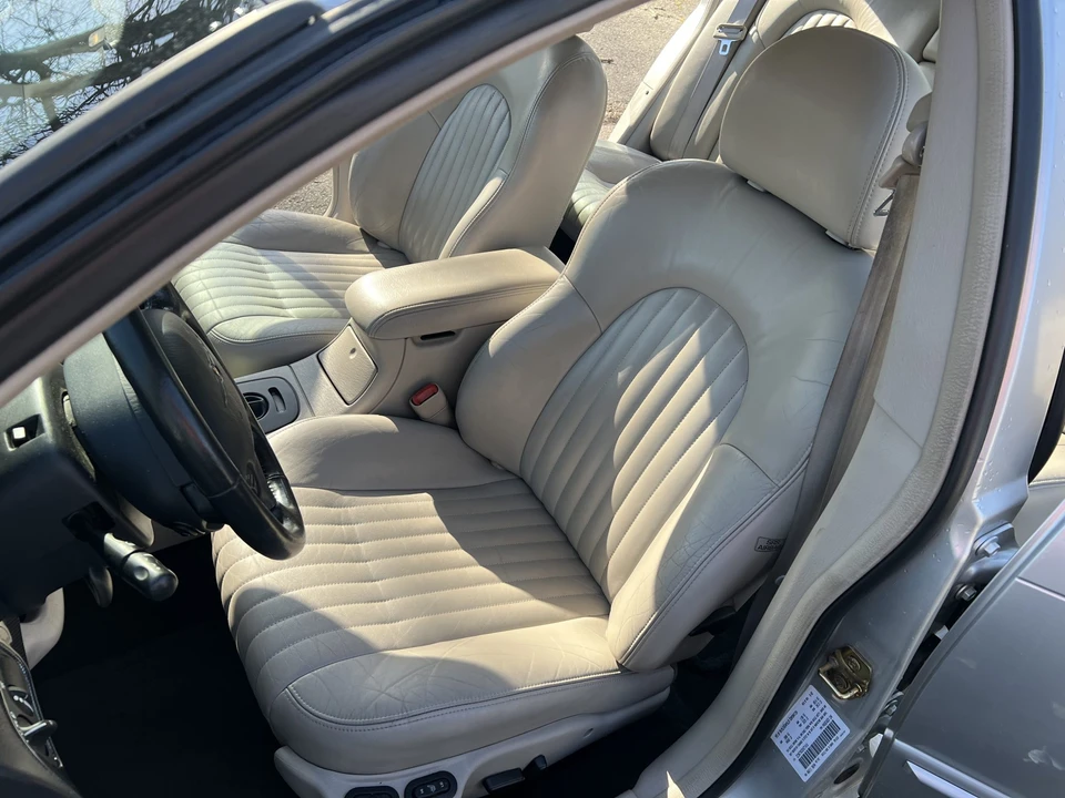 2002 Chrysler 300 - Image 28 of 31