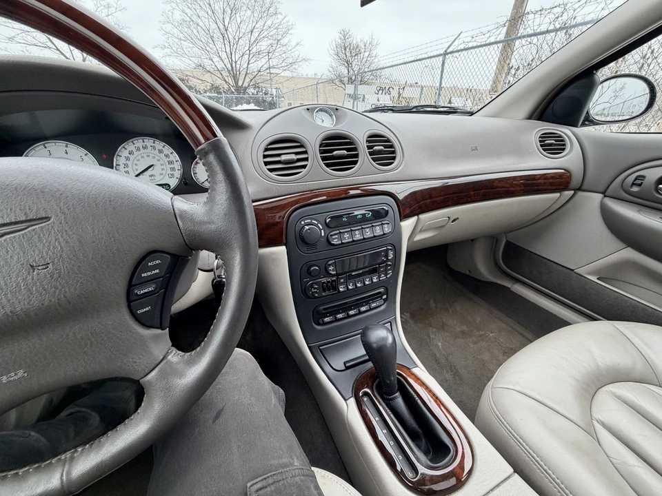 2002 Chrysler Concorde - Image 10 of 20