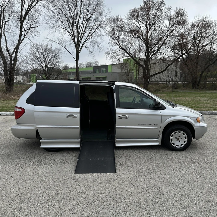 2002 Chrysler Town & Country - Image 2 of 21