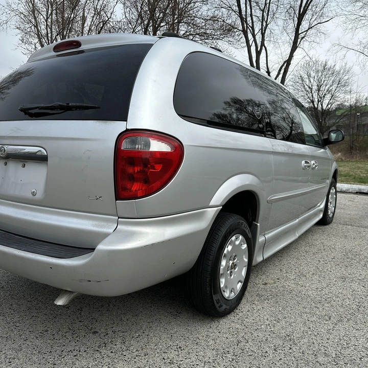 2002 Chrysler Town & Country - Image 5 of 21