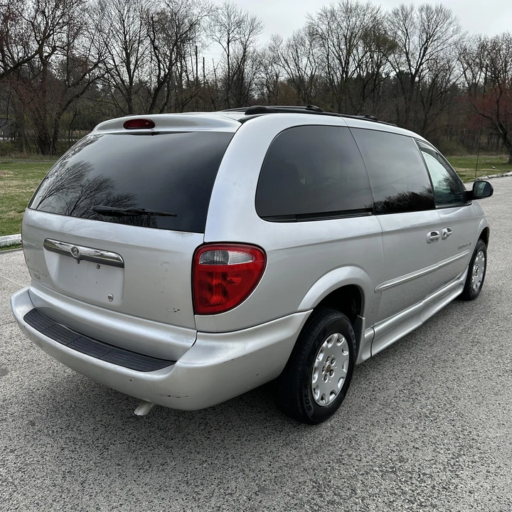 2002 Chrysler Town & Country - Image 4 of 21