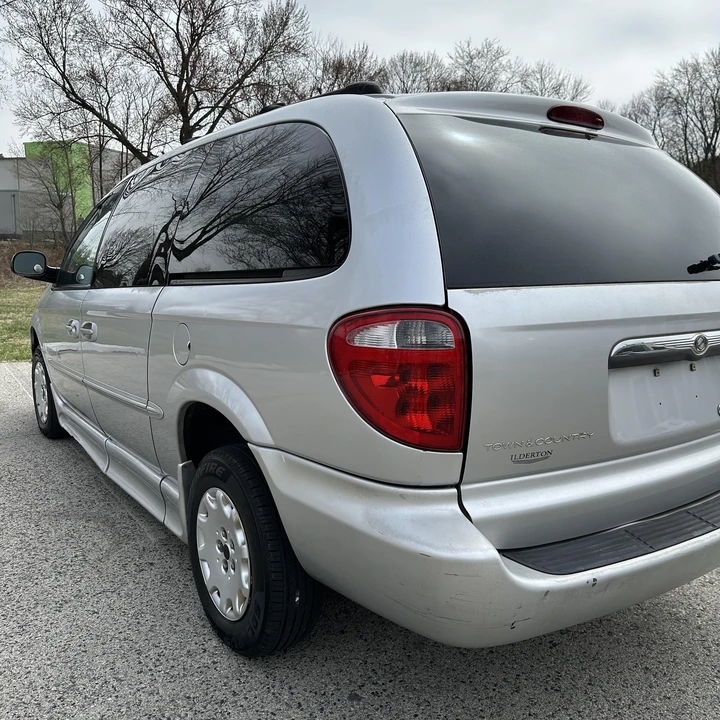2002 Chrysler Town & Country - Image 7 of 21