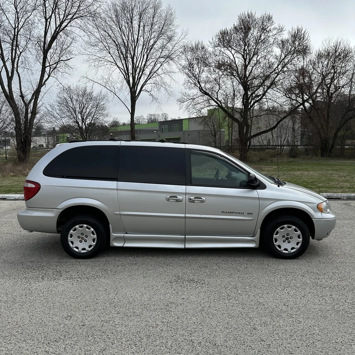 2002 Chrysler Town & Country - Image 3 of 21