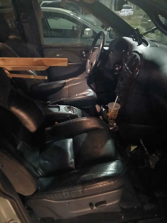2002 Chrysler Town & Country - Image 4 of 5