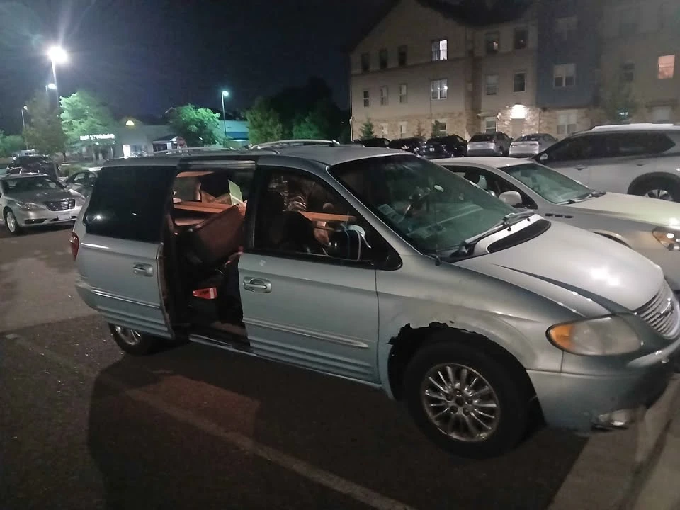 2002 Chrysler Town & Country - Image 5 of 5