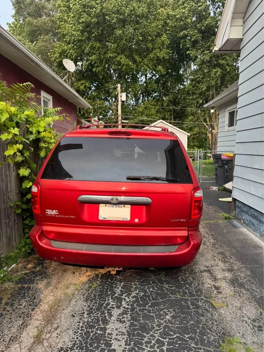 2002 Chrysler Town & Country - Image 3 of 4