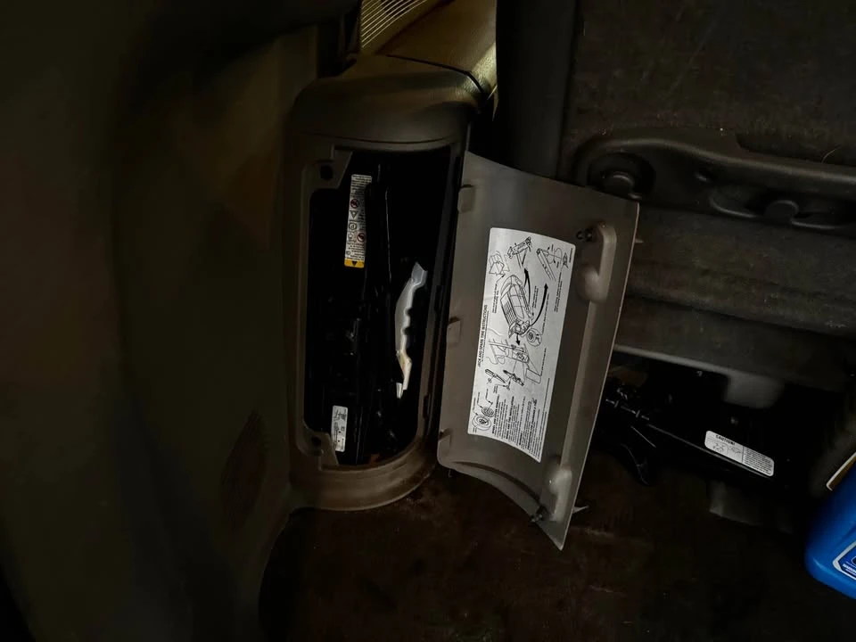 2002 Chrysler Town & Country - Image 7 of 13