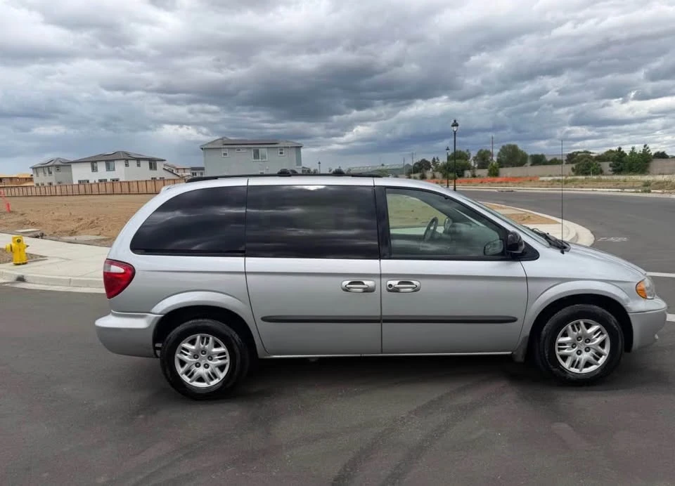2002 Dodge Caravan - Image 2 of 13