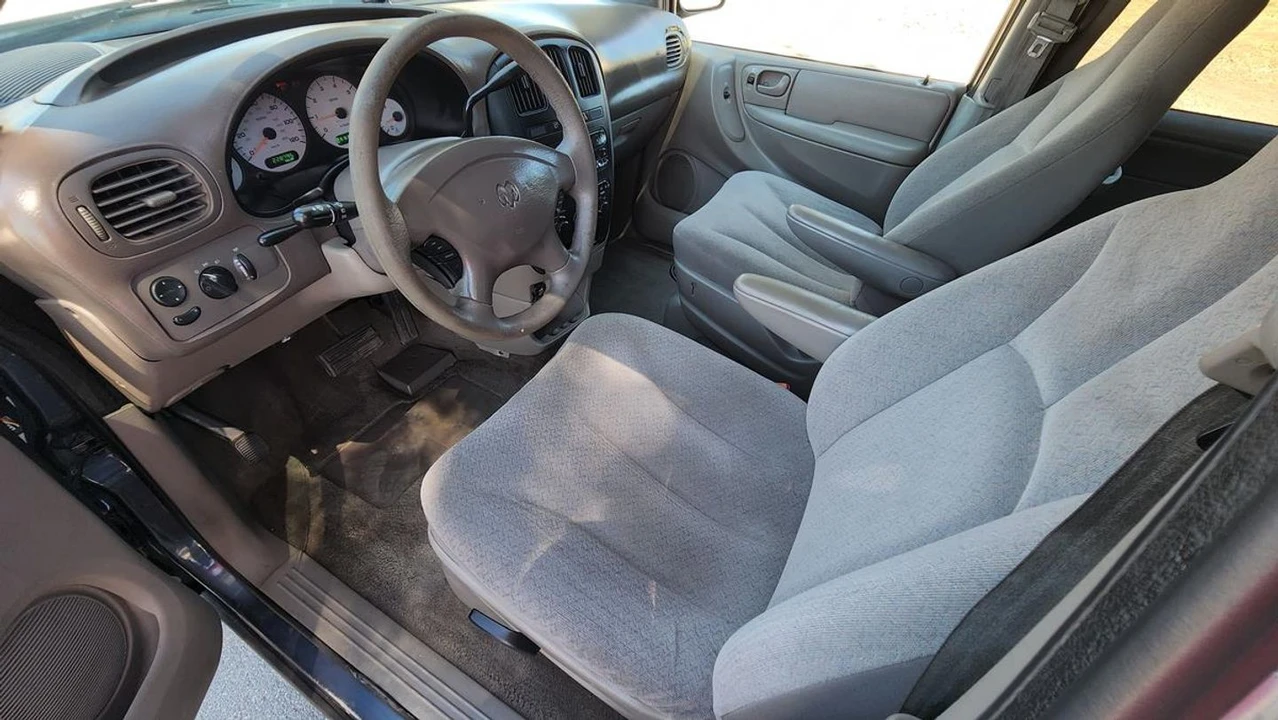 2002 Dodge Caravan - Image 9 of 12