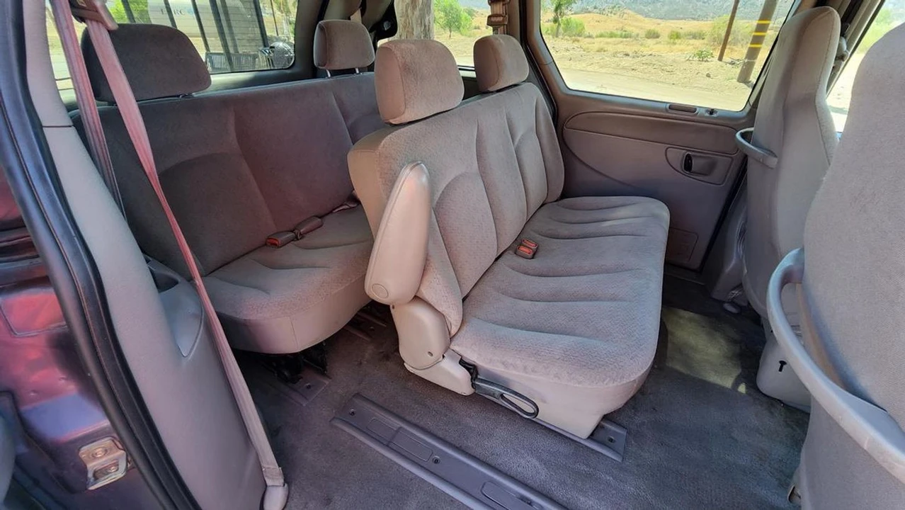 2002 Dodge Caravan - Image 16 of 21