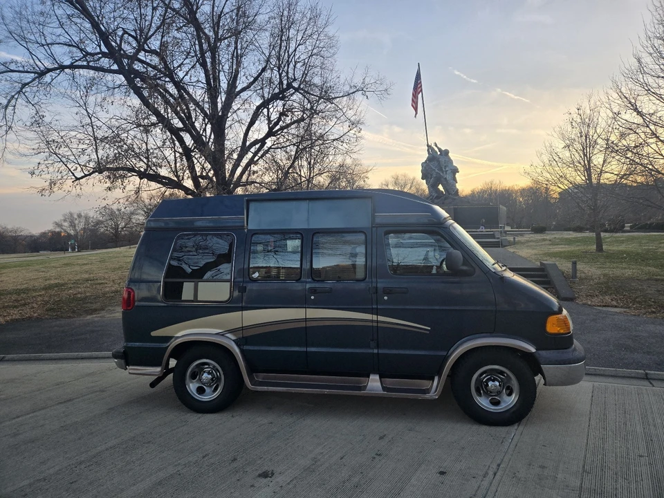 2002 Dodge Ram Van - Image 11 of 21