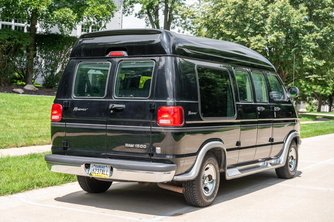 2002 Dodge Ram Van - Image 11 of 31