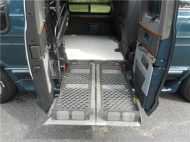 2002 Dodge Ram Van - Image 2 of 12